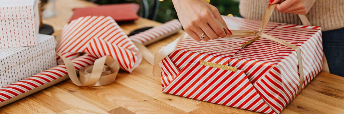 christmas-present-wrapping-hands-banner